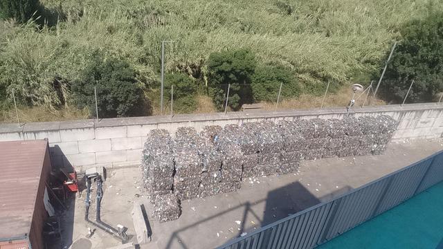 Una secció de piles de blocs de plàstic, ho han moltíssimes més.