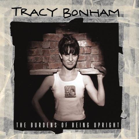 Voorkant van de elpee/cd The Burdens of Being Upright van Tracy Bonham uit 1996. Tracy Bonham draagt een plank met daarop bakstenen. 