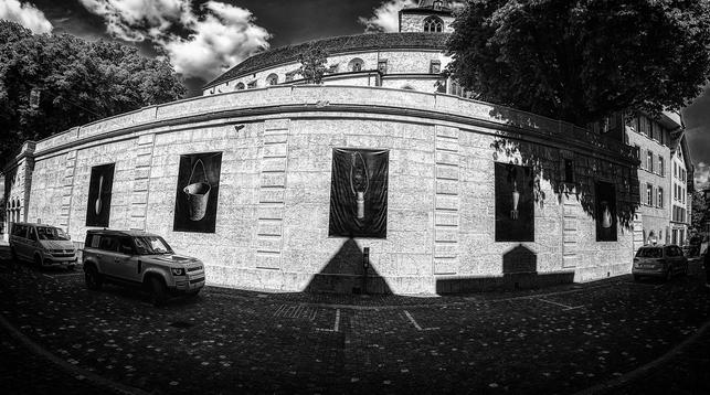 Grossformatige Fotografien von Marco Frauchiger an einer Kirchenmauer im Rahmen der Bieler Fototage 2025