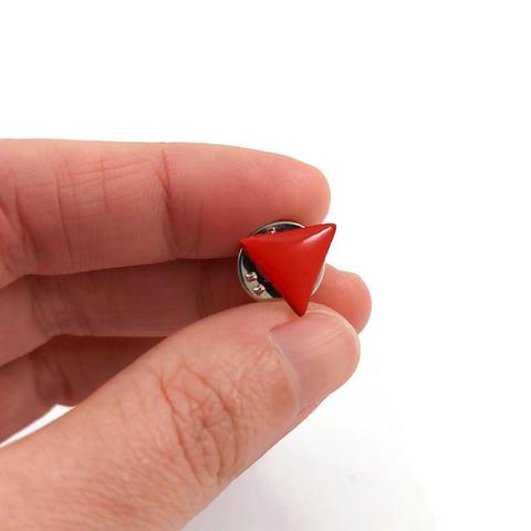 Pin's éco-responsable en forme de petit triangle inversé rouge - symbole de la Lutte Ouvrière et de l'Antifascisme.
La perle est réalisée en CD recyclé, découpée et peinte à la main, puis recouverte de résine époxy.
