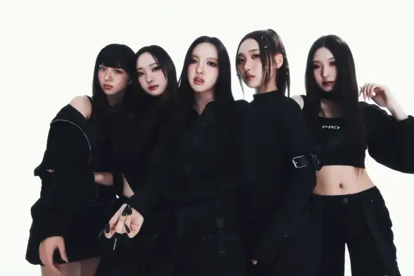 The 5 members of VVS are standing against a white background, wearing all kinds of trendy black clothes and looking very badassly into the camera. Some of them are leaning against each other.