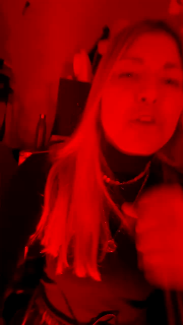 Das Video zeigt eine Band in einem Raum mit roter Beleuchtung, die leidenschaftlich spielt. Es beginnt mit einer Person, die ein Mikrofon hält und singt, während der Text "F*CK YOU" in großen gelben Buchstaben überlagert ist. Der Text wechselt zu "And f*ck all the bs that you've put us through!" und "I don't understand why you've changed so much and behaved like that," was die emotionale Intensität des Gesangs unterstreicht. Die Bandmitglieder, darunter ein Schlagzeuger und ein Gitarrist, sind …