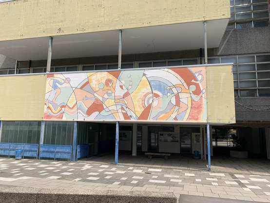 Die Wandmalerei zeigt abstrakte Formen und Personen … bunt und in Bewegung