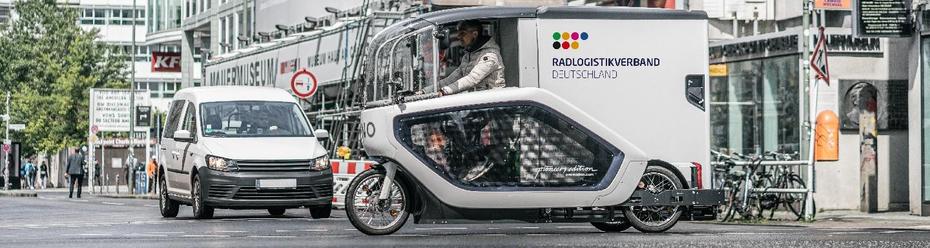 Die Radlogistik bietet großes Verlagerungspotenzial im städtischen Wirtschaftsverkehr, steht aber aktuell noch am Anfang ihrer Entwicklung. Zu diesem Ergebnis kommt das vom Bund geförderte Projekt iKnowRadlogistik, das am 30.4.2025 endete. Trotz vielversprechender technologischer Möglichkeiten wie moderner Lastenräder sei die Marktdurchdringung der Radlogistik derzeit noch marginal, urteilt das Projektteam. Die Projektergebnisse sollen dazu beitragen, die Radlogistik großflächig am Markt zu etablieren.
