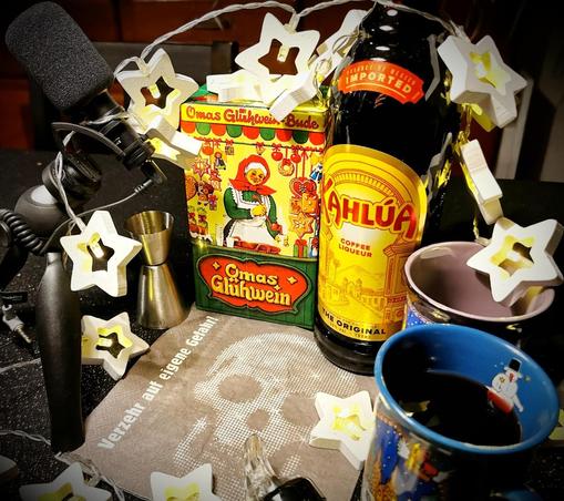 Symbolbild des Glühwein-Check.de für die Podcast Folge 68: Neben einem Mikrofon (Symbol für den Podcast) steht ein Tetra Pack Glühwein, direkt daneben eine Flasche Kaffeelikör Kahlua. Eingerahmt wird diese Szenerie von zwei Bechern mit Glühwein, einer Lichterkette in Sternform und einer Serviette mit einem Totenkopf (Verzehr auf eigene Gefahr - Als Symbol für ungewöhnliche Geschmackstests) im Vordergrund.
Dazu passend folgende Hashtags:
#SpirituosenHärteTest
#Glühwein
#gluehwein
#GlühweinMitSchuss
#WeihnachtsCocktail
#GlühweinCheck
#Kaffeelikör
#Kahlua
#Cocktail