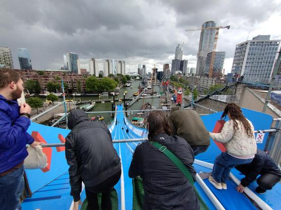 Met de glijbaan de skyline van Rotterdam tegemoet.
