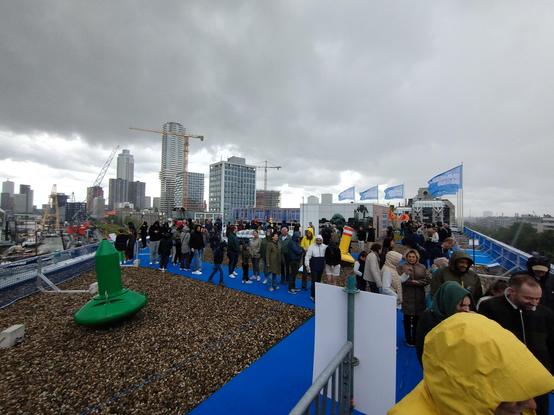 In de regen op het dak van het Maritiem Museum.