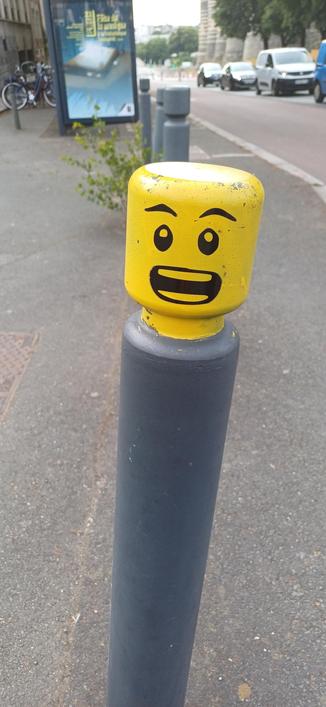 Tête de lego sur un poteau