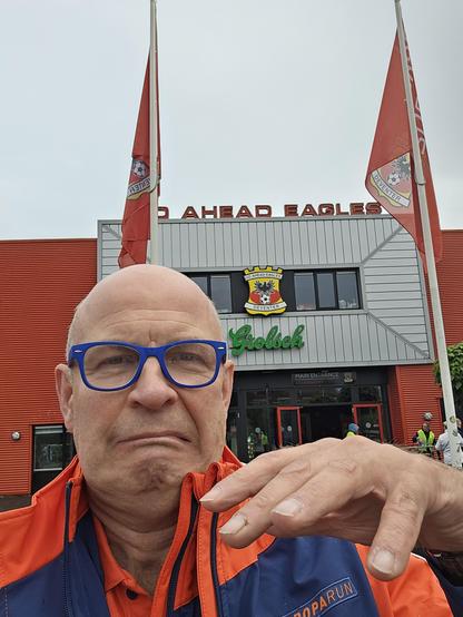 Selfie van een Blauwvinger (Zwollenaar) voor het Go Ahead Eagels Stadion in Deventer
