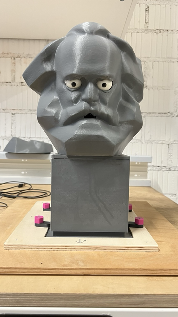 3D-gedruckter Karl-Max-Kopf mit beweglichen Augen