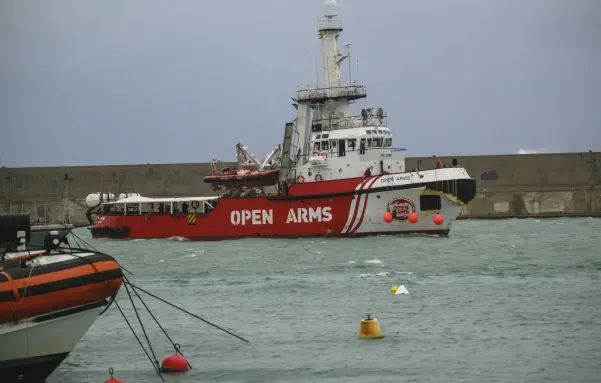 Un navire de l'ONG espagnole Open Arms, arrive à Crotone (Italie), en janvier 2024.