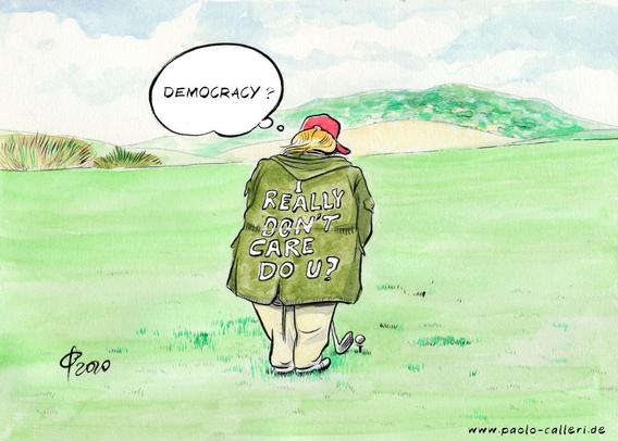 Karikatur aus dem Jahr 2020. Trump steht auf einem Golfplatz. Man sieht ihn von hinten, wie er gerade dabei ist, einen Ball zu schlagen. Er trägt  einen grünen Parka, der weiß beschriftet ist mit: I really don't care Do u? Trump denkt in diesem Moment: Democracy?