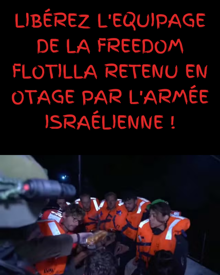 Image divisée en deux parties. En haut, un texte rouge sur fond noir en lettres capitales indique : « LIBÉREZ L'ÉQUIPAGE DE LA FREEDOM FLOTILLA RETENU EN OTAGE PAR L'ARMÉE ISRAÉLIENNE ! ». En bas, une photo nocturne montre l'équipage de la Freedom Flotilla portant des gilets de sauvetage orange, assises de près les unes des autres, semblant encerclées. À gauche, un soldat en uniforme et casque pointe une arme ou un dispositif vers elles. L’atmosphère est tendue.