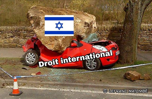 Image d'une voiture rouge complètement écrasée par un énorme rocher. Sur le rocher est apposé le drapeau d’Israël. La voiture est légendée "Droit international", suggérant que le droit international est complètement écrasé ou ignoré. En bas à droite, la signature "© LEFRANC MATOMBÉ" est visible.