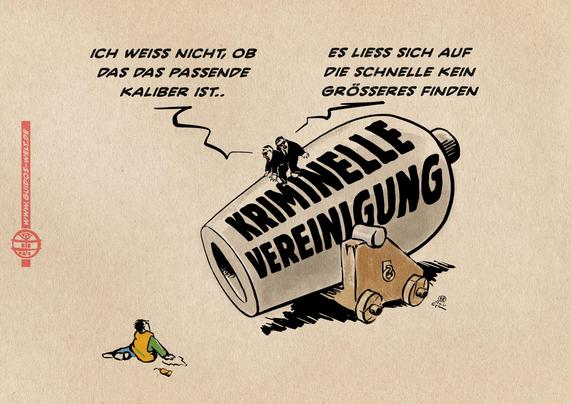 Illustration einer grotesk großen mit Kriminelle Vereinigung beschrifteten Kanone, auf der zwei kleine Männer sitzen und die auf einen Klimakleber gerichtet ist. Der eine Mann sagt: Ich weiß nicht, ob das das richtige Kaliber ist… Der andere antwortet: Es lies sich auf die schnelle kein größeres finden.