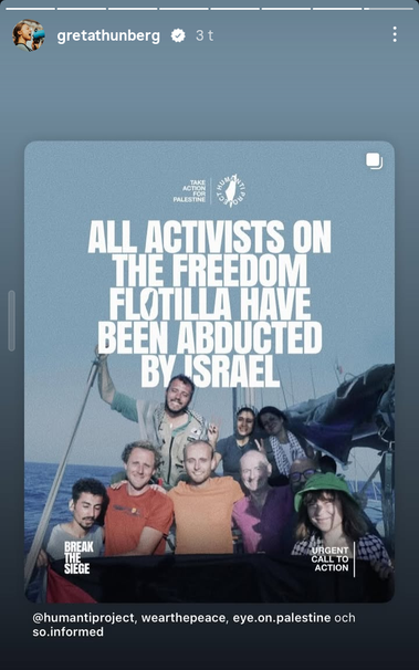 Kuva Madleenin miehistöstä ja teksti: All activists on the Freedom Flotilla have been abducted by Israel
