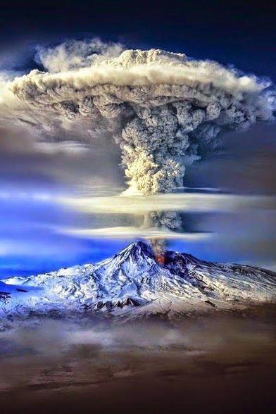 Un volcan en éruption avec une cheminée de plusieurs kilomètres