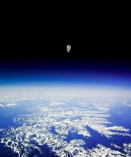 Un astronaute seul dans le vide au dessus des montagnes, il semble être paisible loin des tumultes du monde. J'aimerais ressentir ce qu'il ressent.Pour l'éternité....