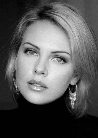 Charlize Theron c'est plus de 𝟓𝟎 𝐅𝐢𝐥𝐦𝐬 