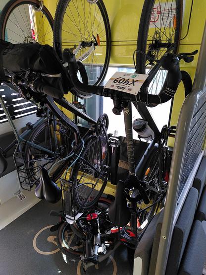 Des vélos accrochés dans un compartiment vélodrome d'un TER Rémi Centre Val de Loire qui se dirige vers Paris.
En dessous de ces 3 vélos, mon G Line plié glissé sous les vélos, ça passe nickel 😍
