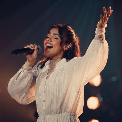 Julia Vitória lança medley “João Viu / Além do Rio Azul” em seu aniversário de 23 anos, com gravação ao vivo no teatro Ópera de Arame. Foto: Divulgação.