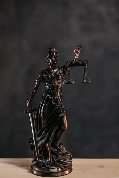 Statue Justizia