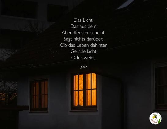 Ein Fenster am späten Abend, dahinter Licht ohne erkennbare Umrisse. Dazu der Text: Das Licht, das aus dem Abendfenster scheint, sagt nichts darüber, ob das Leben dahinter gerade lacht oder weint. 