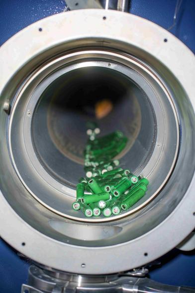 Foto zeigt grüne Batterien in einem großen Rohr und verweist auf das Thema Forschung zum thermischen Batterie-Recycling an der Hochschule Anhalt