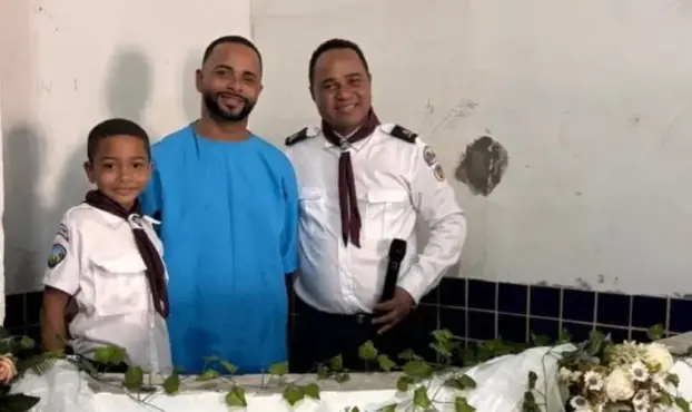 Pedreiro emociona a família ao aceitar Jesus e descer às águas no batismo na Bahia, após anos resistindo ao chamado de Deus. Foto: Notícias Adventistas