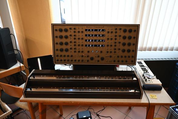 Trautonium DIY - schönes Design von Matthias Beese auf dem Modular Meeting Happy Knobbing 2025 https://happyknobbing.synthesizers.de