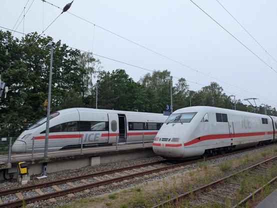 Deux ICE allemands de générations différentes en gare de Binz. Un ICE BR401 sur une voie de garage et un ICE BR411 sur voie 3 prêt au départ pour Berlin et Munich