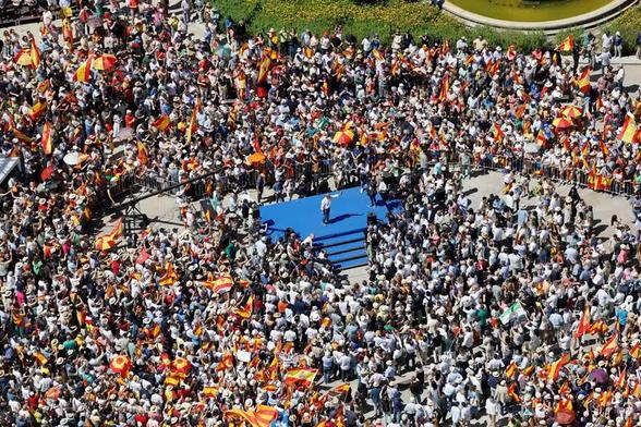 Le président du Parti populaire, Alberto Nunez Feijoo, lors de la manifestation lancée à l’initiative de sa formation contre le gouvernement, à Madrid, le 8 juin 2025. THOMAS COEX / AFP