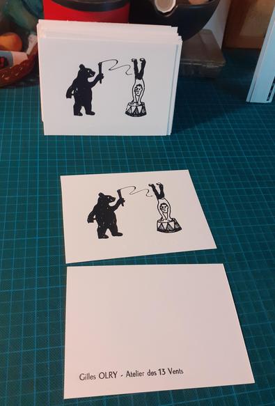carte postale avec un ours tenant un fouet et un homme en train de faire le poirier