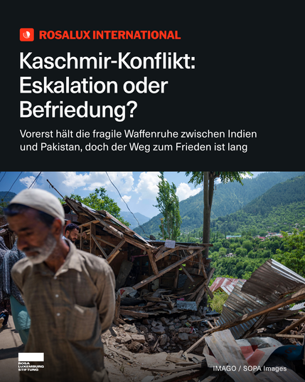 Foto: Ein Mann geht an einem Geschäft vorbei, das durch grenzüberschreitenden Beschuss in Uri, einer Stadt nahe der Kontrolllinie in Jammu und Kaschmir, beschädigt wurde (15. Mai 2025). Dazu der Text: Kaschmir-Konflikt: Eskalation oder Befriedung? Vorerst hält die fragile Waffenruhe zwischen Indien und Pakistan, doch der Weg zum Frieden ist lang.