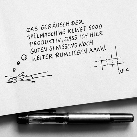ALT-Text:

Schwarz-weiße Zeichnung auf einem aufgeschlagenen Notizbuch mit einer Mücke, die ausgestreckt auf dem Boden liegt und denkt:„Das Geräusch der Spülmaschine klingt sooo produktiv, dass ich hier guten Gewissens noch weiter rumliegen kann.“