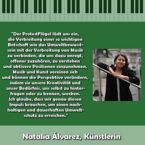 Sharepic von Natalia. Sie lehnt an einem Geländer und lächelt direkt in die Kamera. Neben ihr steht folgendes Zitat: "Der ProtestFlügel lädt uns ein, die Verbreitung einer so wichtigen Botschaft wie das Umweltbewusstsein mit der Verbreitung von Musik zu verbinden, die uns dazu anregt, offener zuzuhören, zu verstehen und aktivere Positionen einzunehmen. Musik und Kunst vereinen sich und können die Perspektive verändern, indem sie unsere Kreativität und unser Bedürfnis, uns selbst zu hinterfragen oder zu kennen, wecken. Ich glaube, dass wir genau diesen Impuls brauchen, um einen nachhaltigen und dauerhaften Umweltschutz zu erreichen."