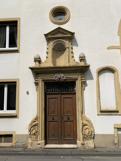 Ein Portal, über dem Türsturz eine Nische, aber Maria fehlt