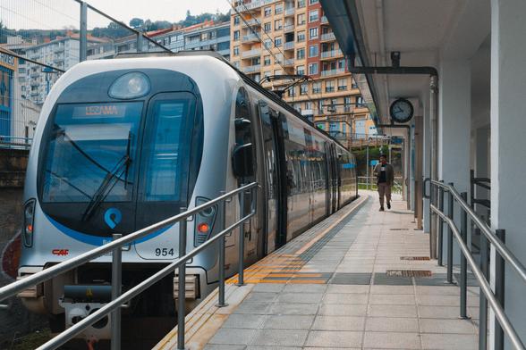 Zug von Euskotren am Bahnsteig