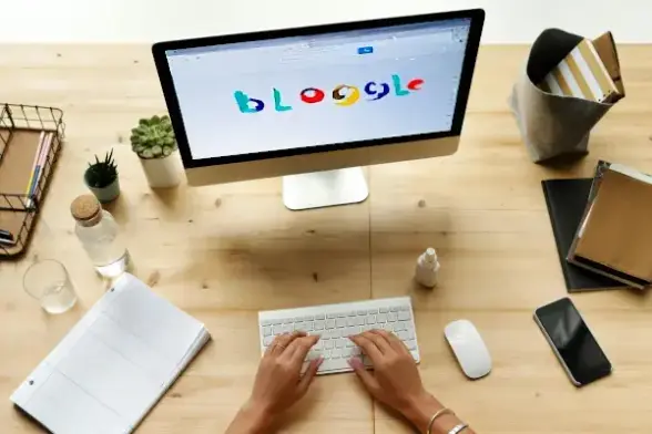 Schreibtisch mit Monitor, Startseite einer fiktiven Suchmaschine "bloggle"