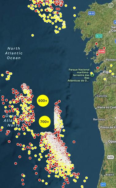 La imagen muestra un mapa del Atlántico Norte, frente a la costa noroeste de la península ibérica, donde se visualiza una gran concentración de rayos caídos en los últimos 30 minutos.