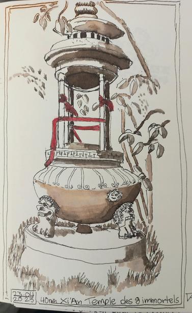 Un dessin d'encre lavé d'une stèle chinoise, avec des pieds de lion et 4 colonnes entourée de qques feuilles.
Sketch in black ink water shaded of a Chinese mini temple with lion feet and 4 columns and a few red ribbons tied to it.  