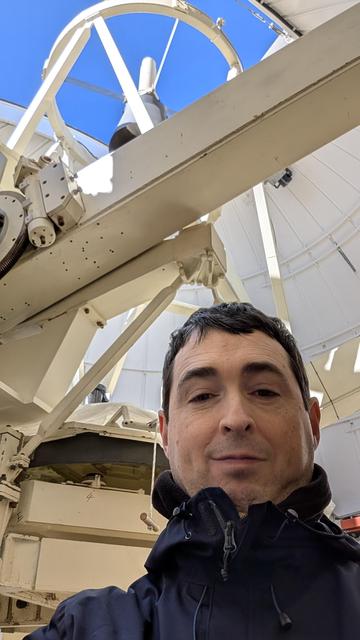 Foto selfie tomada dentro del telescopio "Carlos Sánchez" parte del observatorio astronómico del Teide; Con la cúpula abierta por descuido; Por suerte no llovía a esa altitud. Aunque vimos pasar una pequeña nube cerca. El guía tras pedir permiso para que lo pudieramos visitar en ese estado nos contó aquel 22 de marzo de 2025 que eramos los primeros turistas que veían el telescopio por dentro con la cúpula abierta.