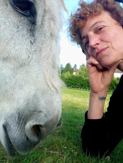 Selfie de Gourmand et moi allongé.es