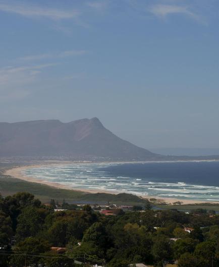 Die schöne Sandown Bay an Südafrikas Atlantikküste bei dem Städtchen Kleinmond
