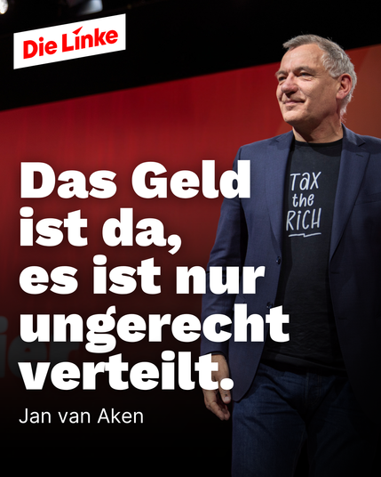 Jan van Aken (Die Linke) auf einer Bühne vor rotem Hintergrund, trägt ein Shirt mit der Aufschrift „Tax the Rich“. Daneben der Slogan: „Das Geld ist da, es ist nur ungerecht verteilt.“