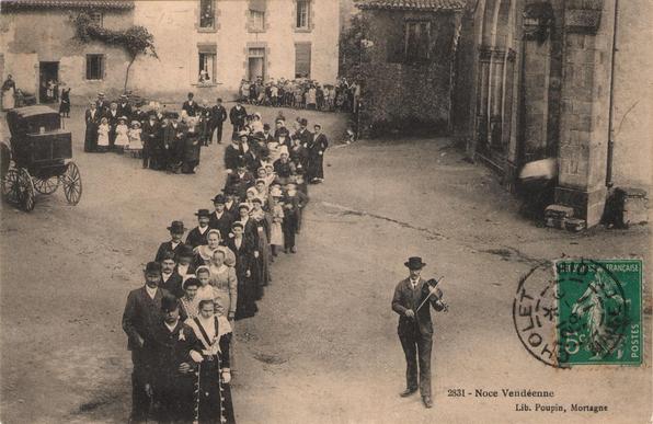 Un violoneux accompagnant une noce vendéenne, carte postale ancienne.