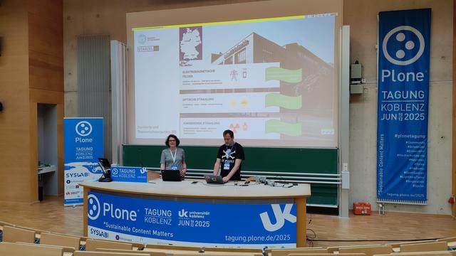 Foto Kathrin Probst und Philipp Bauer im Vortrag