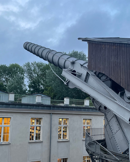 "Großer Refraktor" auf dem Dach der Archenhold-Sternwarte, das längste, bewegliche Linsenfernrohr der Welt
