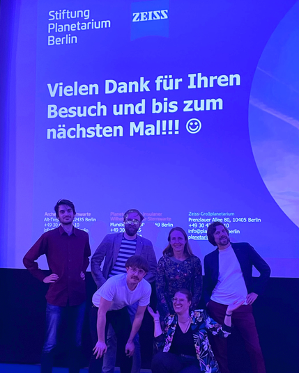 Fünf Slammys und die Moderatorin nach dem Science Slam in der Archenhold-Sternwarte in Berlin am 10.06.25