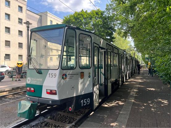 Beiwagen Nr. 159 in typischer grün-silberner Lackierung der Potsdamer ViP steht mit geöffneten Türen an der Haltestelle Gaußstraße.